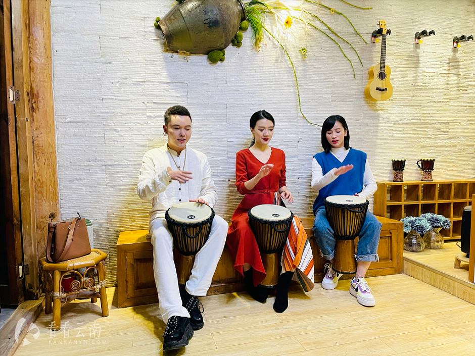 左边为丽江小智，最右边为丽江夏夏