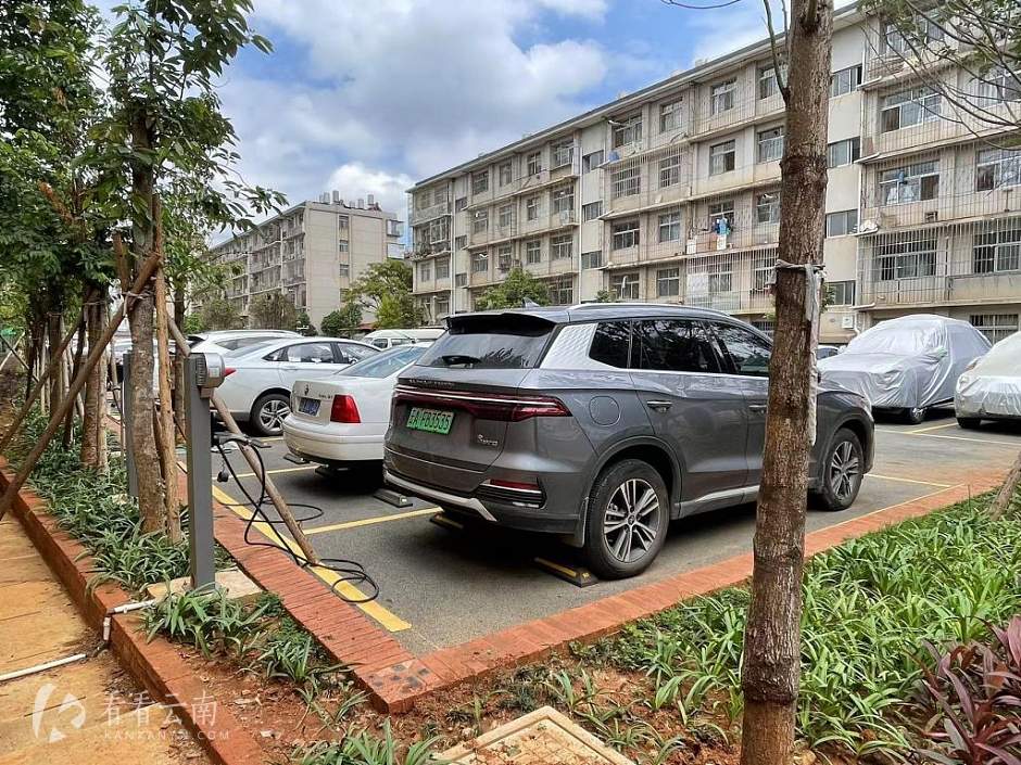 改造好的小区停车场