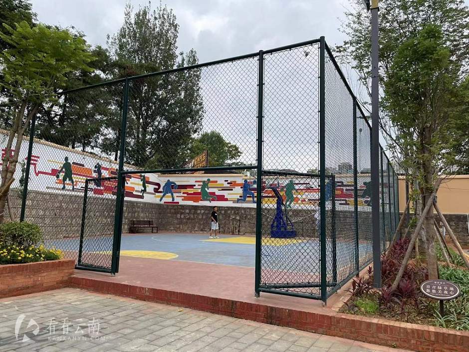 改造好的小区篮球场