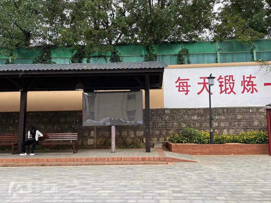 改造好的小区休闲长廊一角