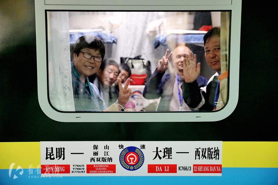 2023年11月17日,首趟“象往号”省内环线旅游列车发车实景