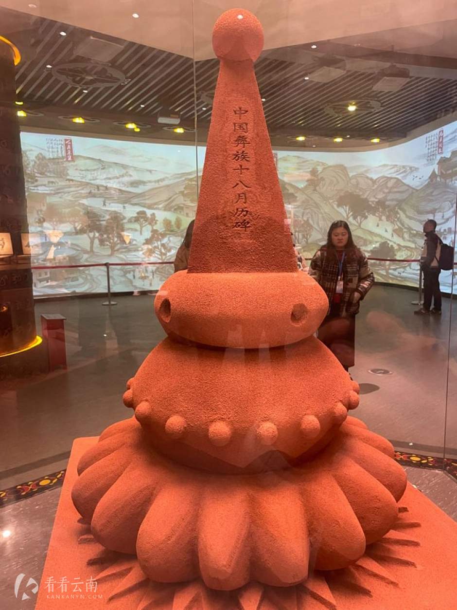 云南楚雄，彝族十月太阳历历法展示馆里的十八月历碑