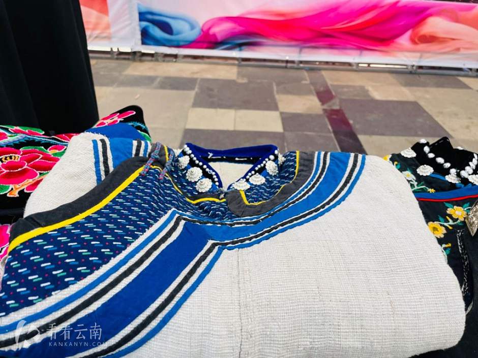 云南楚雄，传统的彝族火草衣