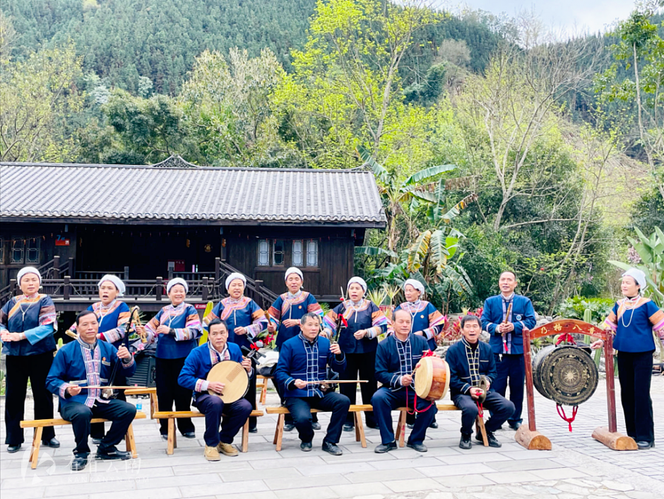 罗平民间艺术家演绎乃格八音